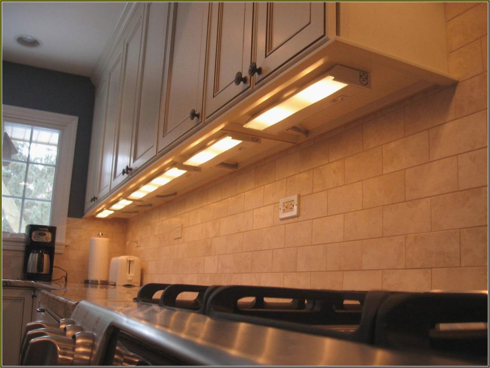  install kitchen cabinet lighting